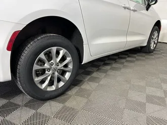 2024 Chrysler Pacifica photo 6