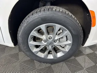 2024 Chrysler Pacifica photo 7