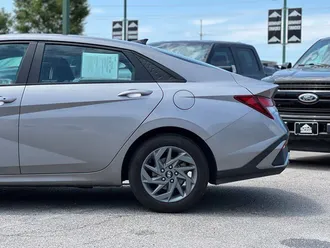 2024 Hyundai Elantra photo 5