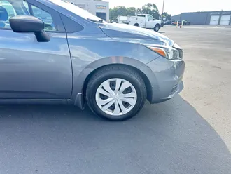 2021 Nissan Versa photo 3