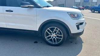 2019 Ford Explorer photo 3