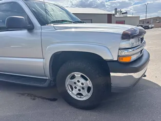2004 Chevrolet Suburban 1500 photo 2