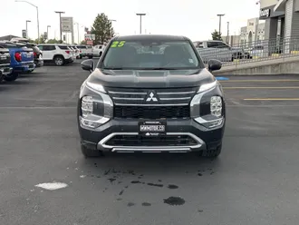 2025 Mitsubishi Outlander photo 3