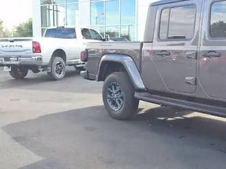 2026 Jeep Gladiator photo 3