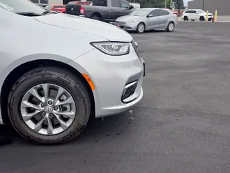 2026 Chrysler Pacifica photo 2