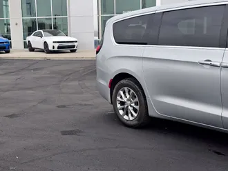 2026 Chrysler Pacifica photo 3