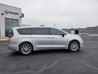 2026 Chrysler Pacifica photo 4