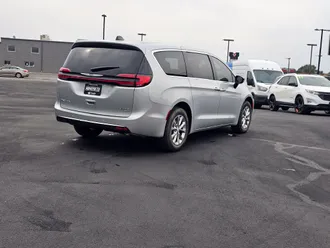 2026 Chrysler Pacifica photo 5