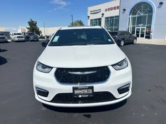 2026 Chrysler Pacifica photo 2