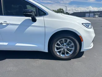 2026 Chrysler Pacifica photo 3