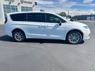 2026 Chrysler Pacifica photo 4