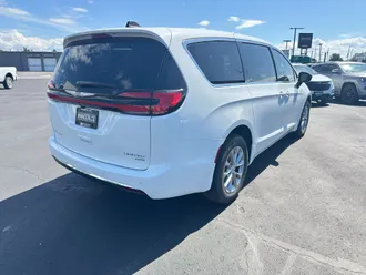 2026 Chrysler Pacifica photo 5