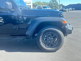 2024 Jeep Wrangler photo 3