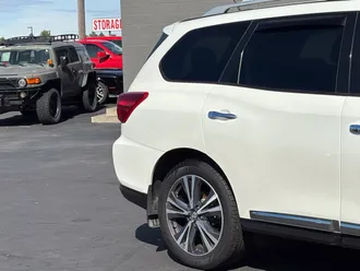 2018 Nissan Pathfinder photo 3