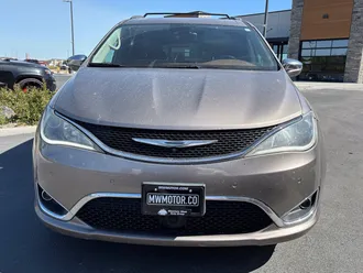 2017 Chrysler Pacifica photo 2