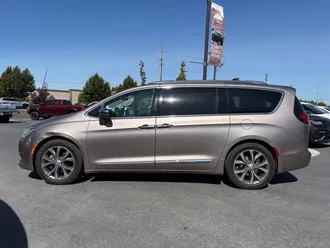 2017 Chrysler Pacifica photo 3