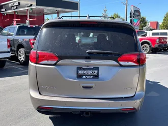 2017 Chrysler Pacifica photo 4