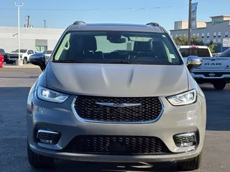 2023 Chrysler Pacifica photo 2