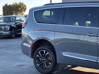 2023 Chrysler Pacifica photo 3