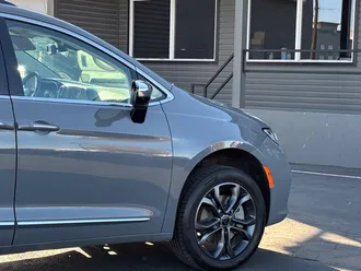 2023 Chrysler Pacifica photo 4