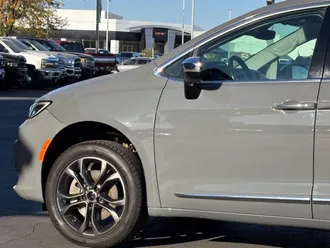 2023 Chrysler Pacifica photo 6