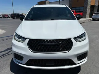 2024 Chrysler Pacifica photo 2