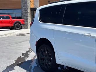 2024 Chrysler Pacifica photo 3