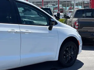 2024 Chrysler Pacifica photo 4