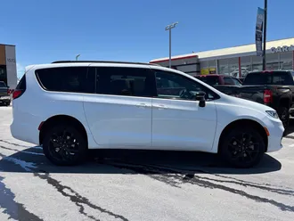 2024 Chrysler Pacifica photo 5