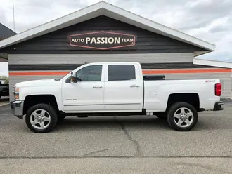 2015 Chevrolet Silverado 2500 HD Crew Cab photo 2