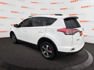2018 Toyota RAV4 photo 3