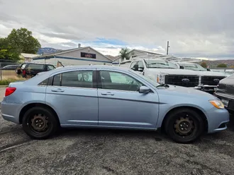 2014 Chrysler 200 photo 2