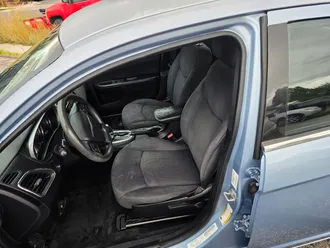 2014 Chrysler 200 photo 7