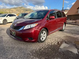 2013 Toyota Sienna photo 2