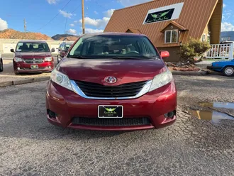 2013 Toyota Sienna photo 3